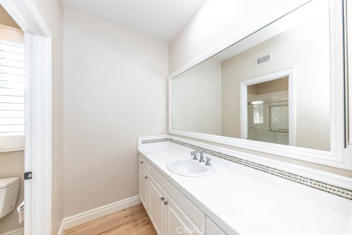 Upstairs en suite bathroom