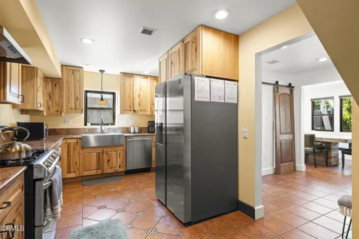18-web-or-mls-UpmarketMedia_128Cam-36