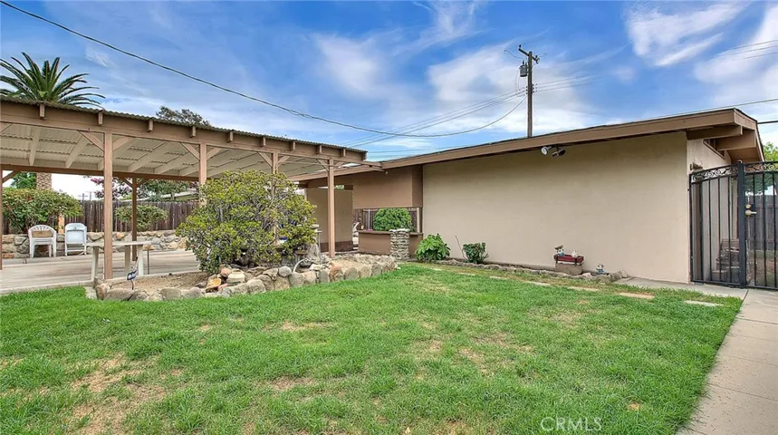 Large backyard with plenty of space for relaxing or entertaining.