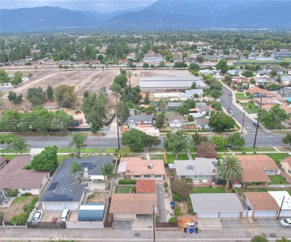 So close to the San Bernardino mountains.  Check out those mountains.

