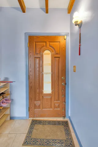 Beautiful Oak front door with decorative glass.