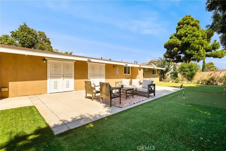 805 Towne Street, Costa Mesa, California 92627