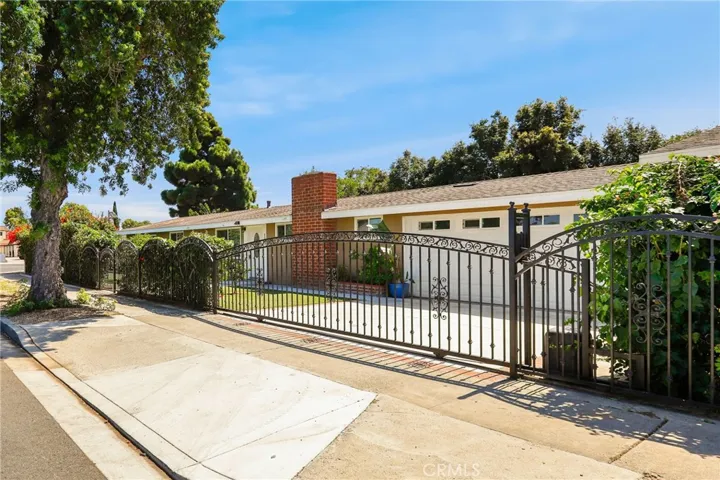 805 Towne Street, Costa Mesa, California 92627