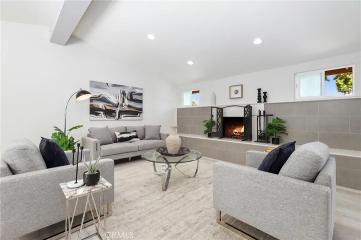 805 Towne Street, Costa Mesa, California 92627