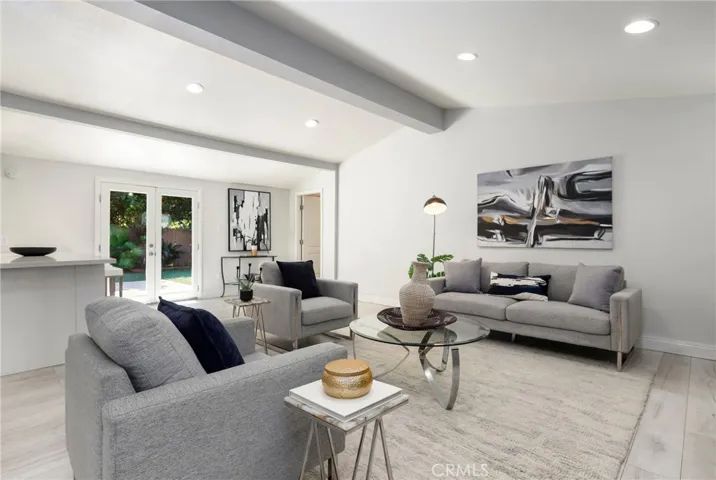 805 Towne Street, Costa Mesa, California 92627