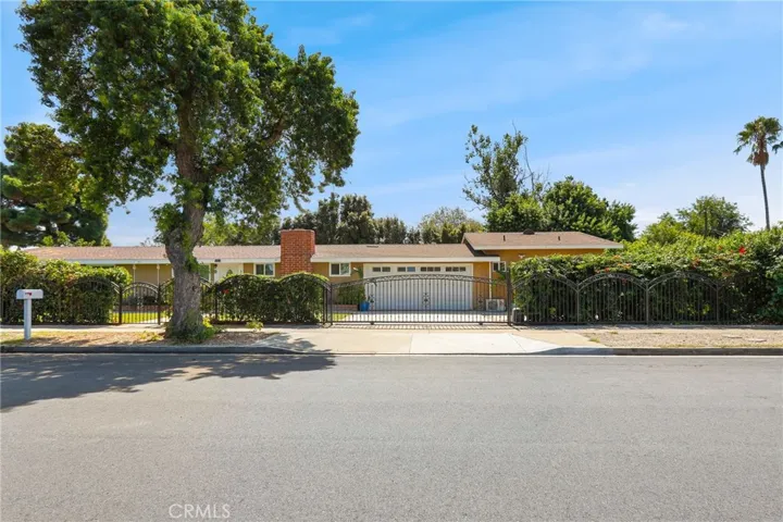 805 Towne Street, Costa Mesa, California 92627