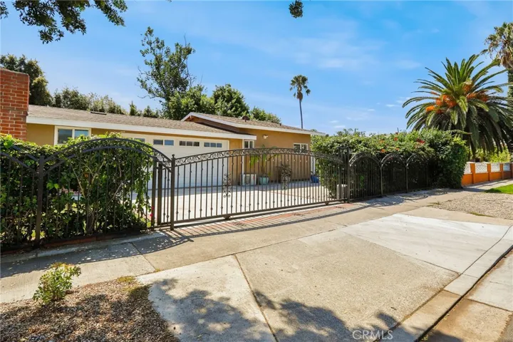 805 Towne Street, Costa Mesa, California 92627