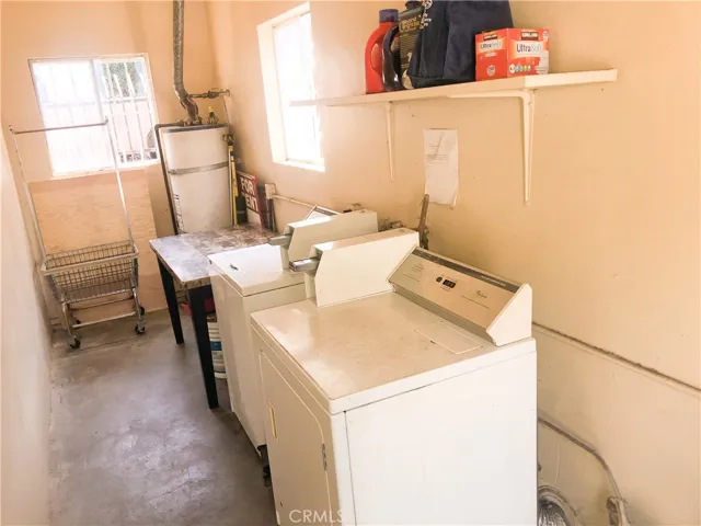 Spacious Laundry Room
Coin Wahser/Dryer included