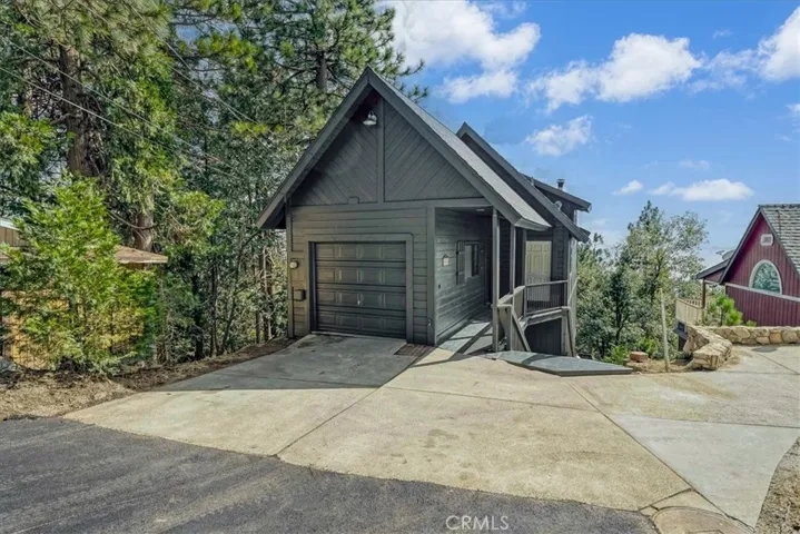 Single car garage - direct access! into the kitchen. Flat level entrance