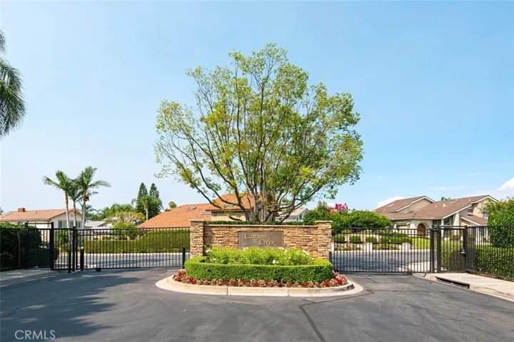 Wonderful Canyon Creek HOA with gates,...