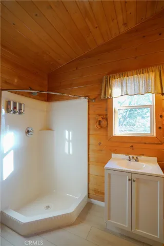 Upper level 3/4 bath