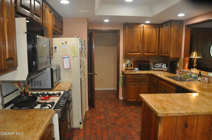 Eat-in kitchen