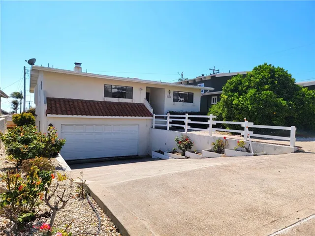 Roses, orange, lemon tree - Pismo Beach enjoys mild temperatures all year long thanks to its close proximity to that big beautiful ocean’s relatively constant water temperature.  Lows to 54, highs to 66.