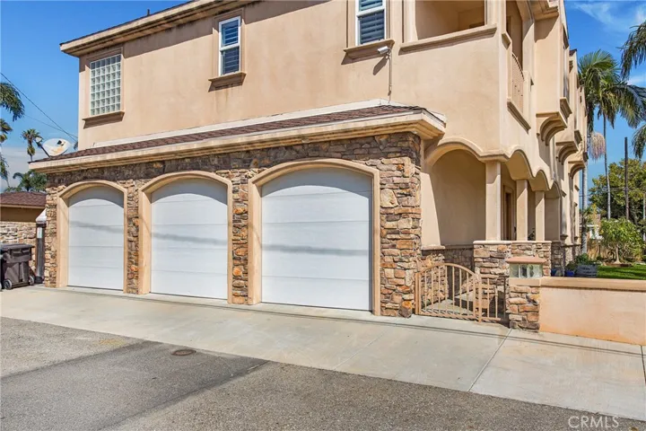 1221 Pine Street, Huntington Beach, California 92648