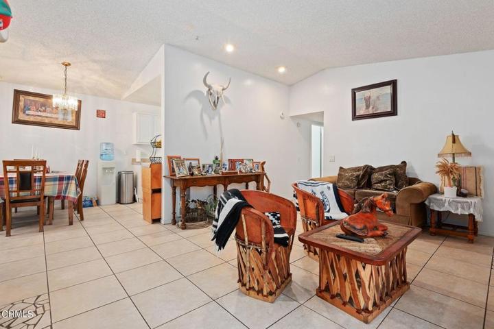 7-web-or-mls-07 - Living Room