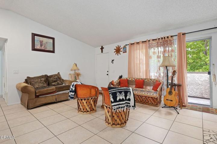 6-web-or-mls-06 - Living Room