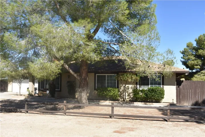 17333 Queensglen Avenue, Lake Los Angeles, California 93591
