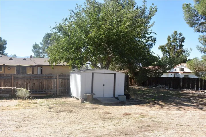17333 Queensglen Avenue, Lake Los Angeles, California 93591