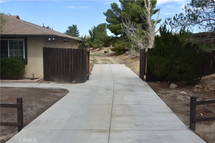 17333 Queensglen Avenue, Lake Los Angeles, California 93591