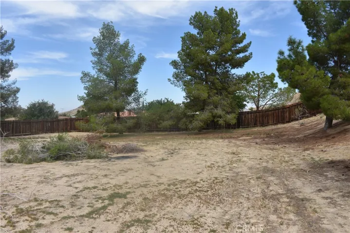 17333 Queensglen Avenue, Lake Los Angeles, California 93591