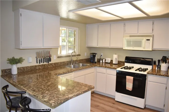 17333 Queensglen Avenue, Lake Los Angeles, California 93591