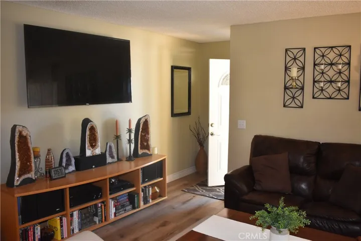 17333 Queensglen Avenue, Lake Los Angeles, California 93591