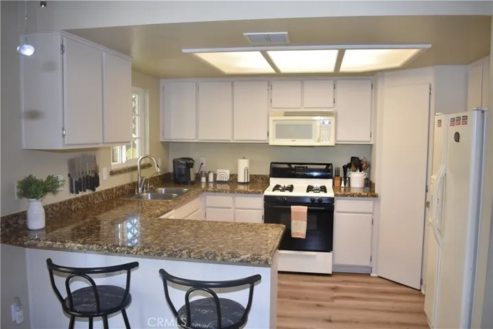 17333 Queensglen Avenue, Lake Los Angeles, California 93591