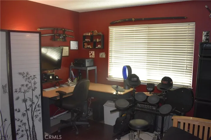 17333 Queensglen Avenue, Lake Los Angeles, California 93591