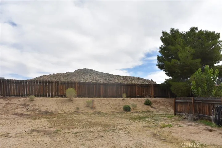 17333 Queensglen Avenue, Lake Los Angeles, California 93591