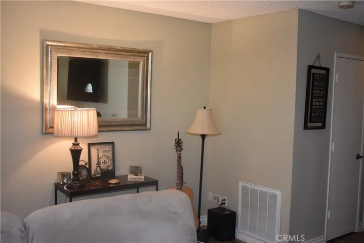 17333 Queensglen Avenue, Lake Los Angeles, California 93591