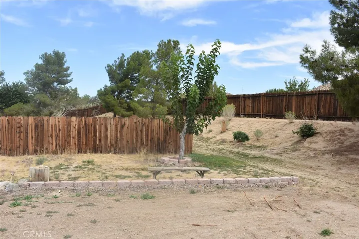 17333 Queensglen Avenue, Lake Los Angeles, California 93591