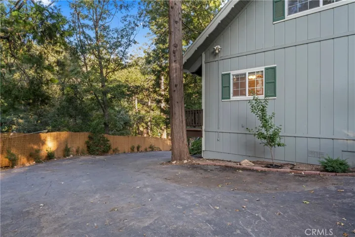 1049 Chillon Drive, Crestline, California 92325