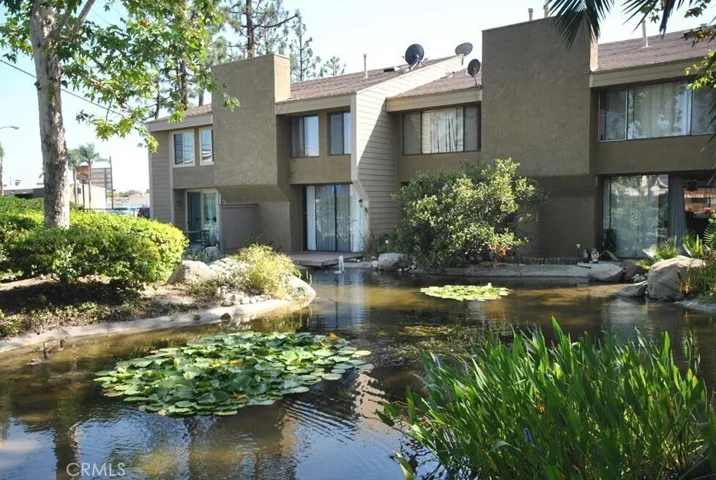 Complex with ponds and lush surroundings - magical!