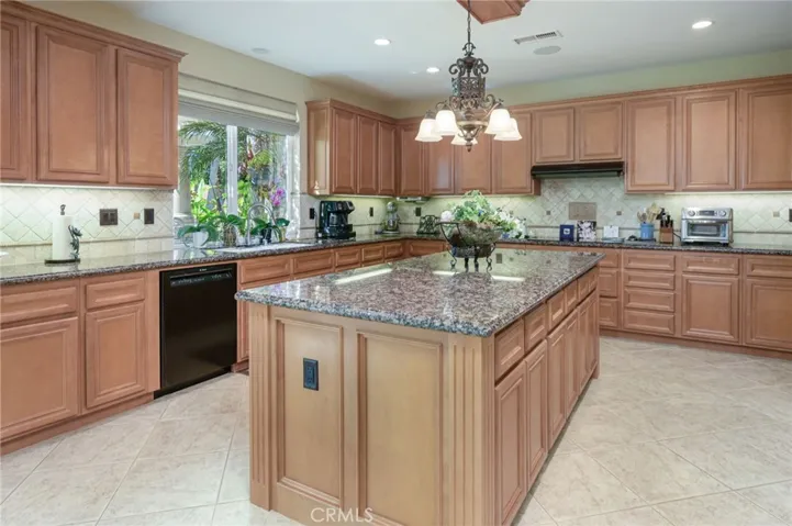 Gourmet center island kitchen
