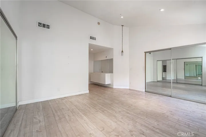 18130 Oxnard Street Unit 72, Tarzana, California 91356