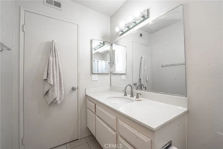 18130 Oxnard Street Unit 72, Tarzana, California 91356