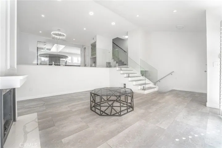 18130 Oxnard Street Unit 72, Tarzana, California 91356