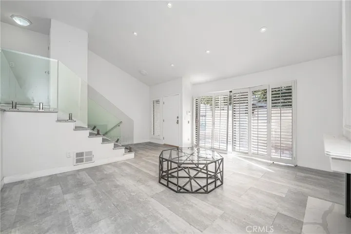 18130 Oxnard Street Unit 72, Tarzana, California 91356