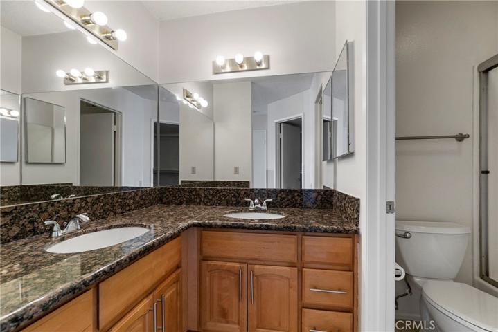 Dual sinks in materbath