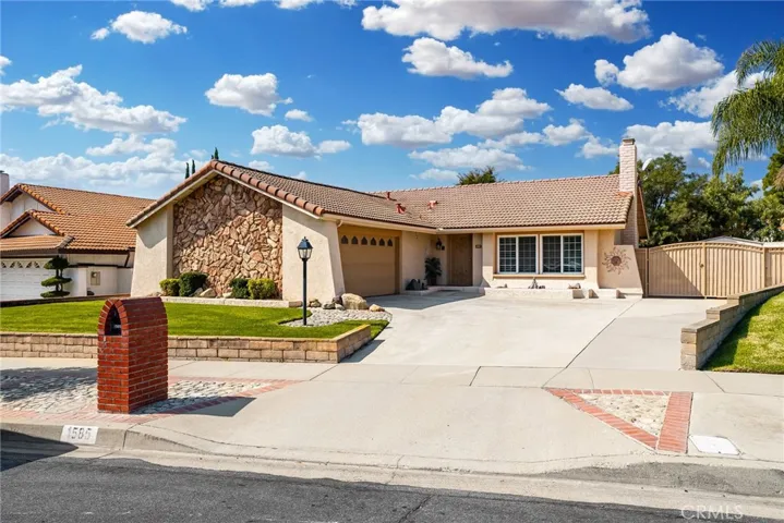 Huge driveway with more than ample parking space and double gates to accomodate an RV