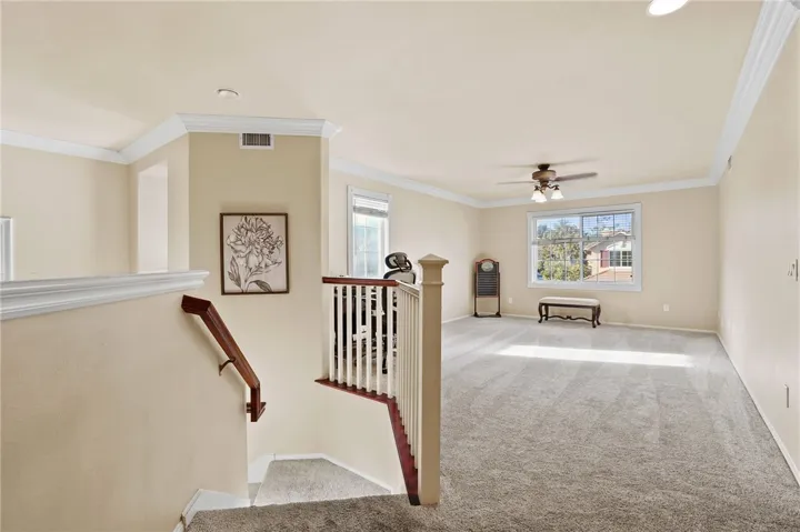 Open good sized loft that could be an extra bedroom if closed off