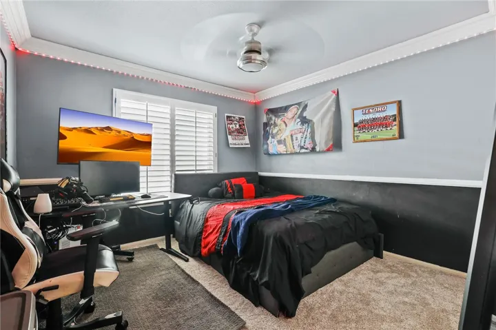 Good sized rooms, that is queen size bed and extra long desk
