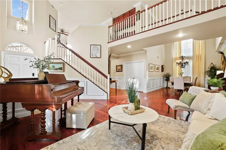 Check out those Soaring 18-ft ceilings elegantly adorned with dramatic drapery in both living room and dinning rooms. Plenty of room, great dinning room area ideal for entertaining cherished family and friends.