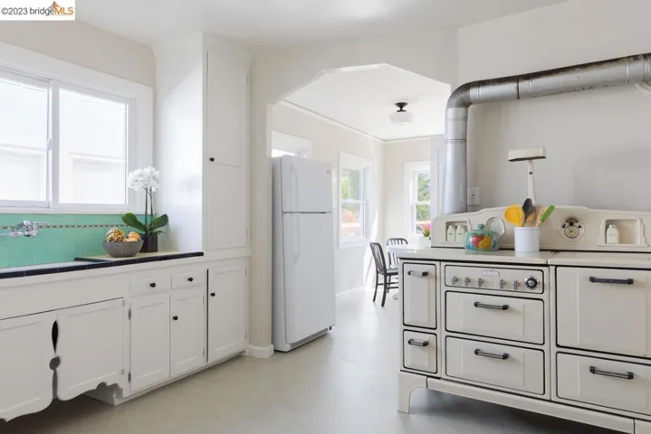 2246 Carleton, Berkeley, California 94704