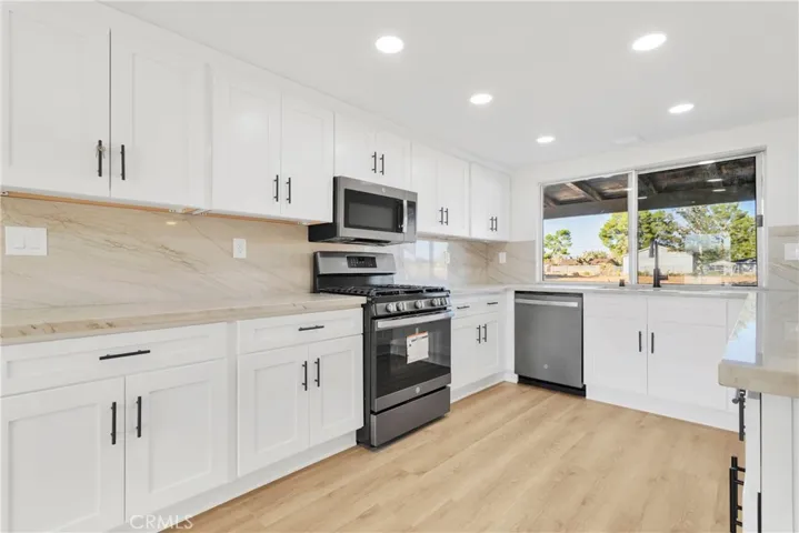 13870 Hopi Road, Apple Valley, California 92308