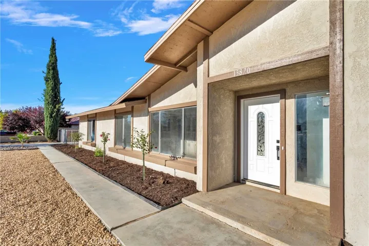 13870 Hopi Road, Apple Valley, California 92308