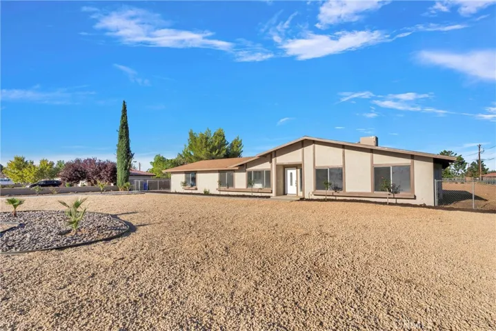13870 Hopi Road, Apple Valley, California 92308