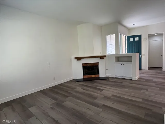 Family room w/ Fireplace
