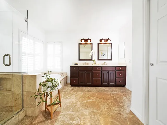 Dual vanity in the primary ensuite bathroom!
