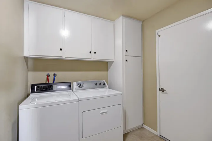 LLAUNDRY ROOM